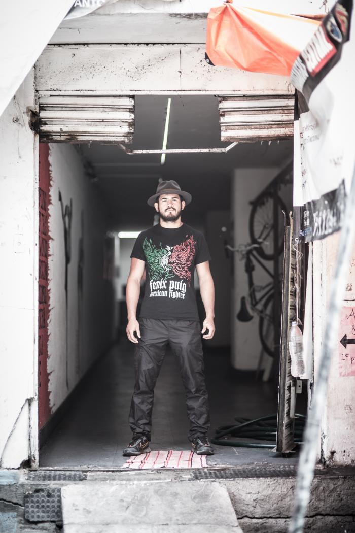 Juan "Fenix" Puig en la entrada de Bonebreakers, en el Centro Histórico de la Ciudad de México