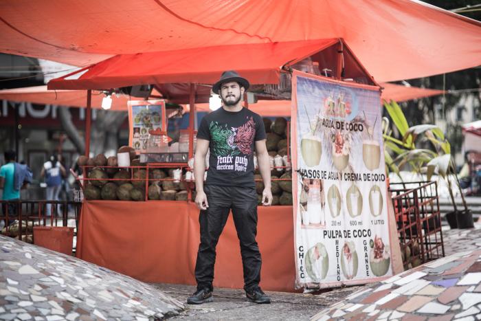 Luego de entrenar para Juan Puig y los Bonebreakers se hizo tradición ir por un agua de coco afuera del Metro Pino Suarez en la Ciudad de México.