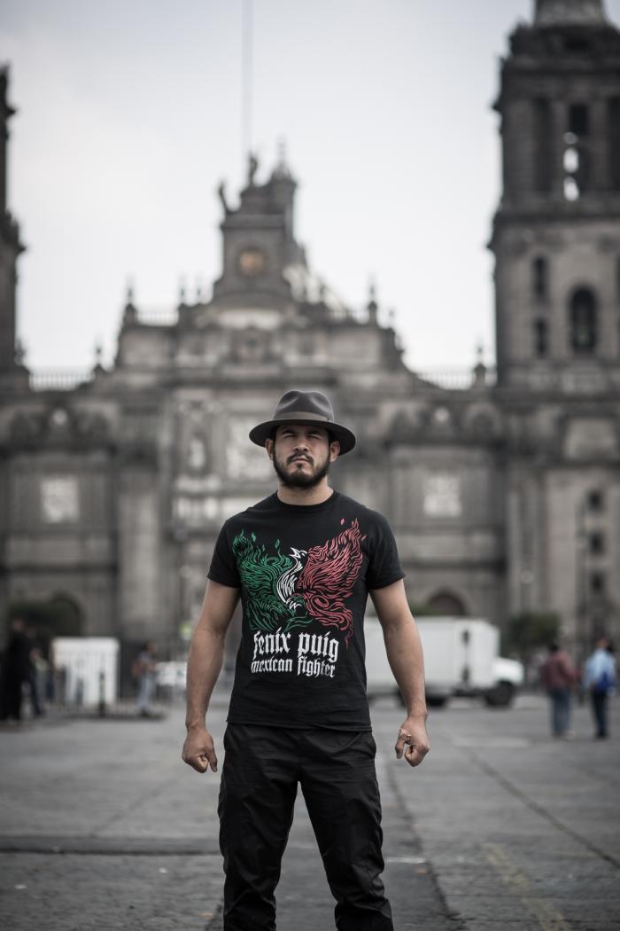 Juan Puig en el "Zócalo" de la Ciudad de México, el corazón de la capital mexicana donde Juan creció desde niño, aunque es nacido en Puebla.