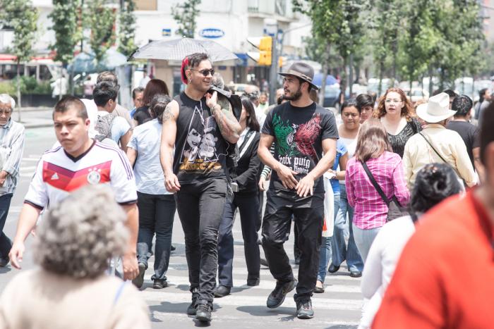 "Dodger" Montaño y Juan "Fenix" Puig caminan por las calles del "Centro Histórico" de la Ciudad de México, donde ambos peleadores crecieron y donde será el primer evento de UFC el 15 de Noviembre.