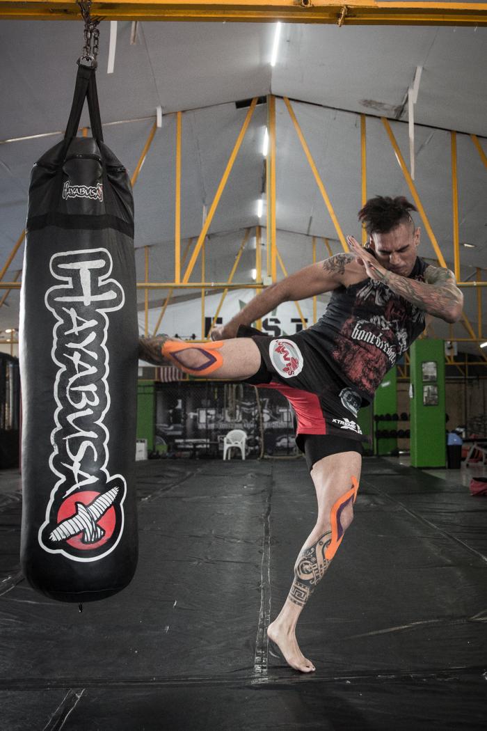 Dodger practicando con fuerza una patada, siempre es un peleador intenso, que no deja nada en cada pelea, en sus propias palabras: "Para ganarme tienen que matarme".