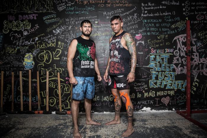 Juan Puig y Augusto Montaño posan frente a una de las paredes de Bonebreakers donde todos pueden escribir o dibujar lo que quieran.