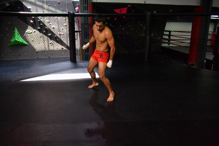 "Diablito" Perez es originario de Aguascalientes, su entrenamiento para UFC 180 lo hizo en San José en el gimnasio AKA con Caín Velásquez.