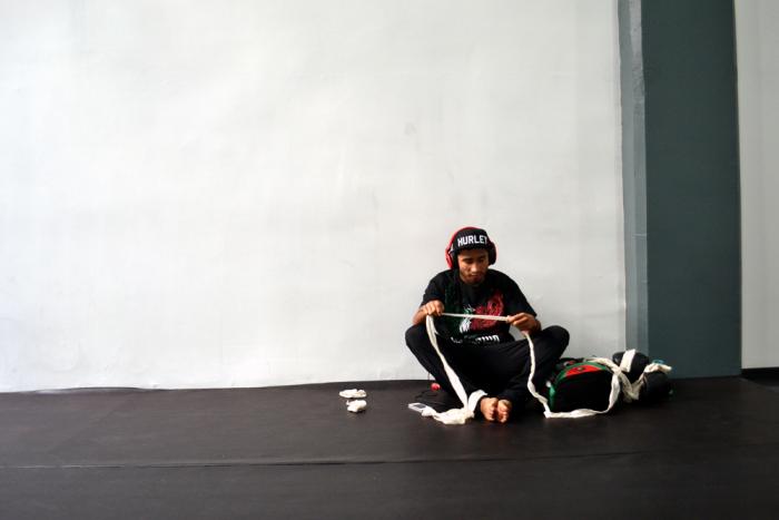 Diablito prepara sus vendas para una práctica de boxeo de sombra en la Ciudad de México.