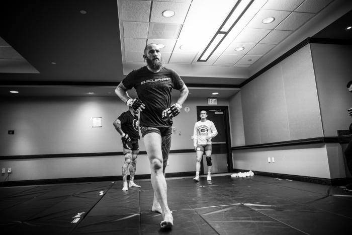 Travis Browne con su entrenador de lucha Ricky Lundell, el único de sus entrenadores que mantuvo para este campamento.