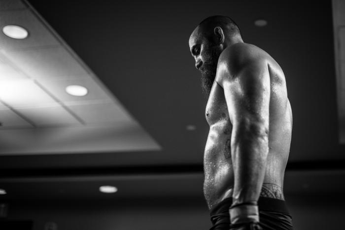 Travis Browne es un peleador que gusta de acabar rivales, su estilo no es especular, sino terminar lo antes posible.