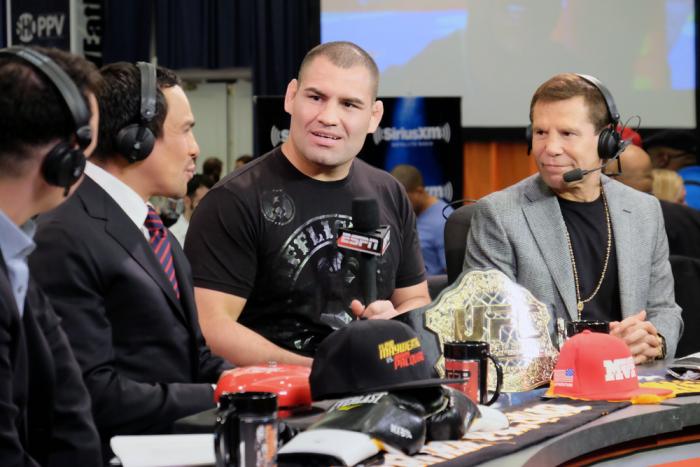 Cain Velasquez habla con Juan Manuel Marquez y Julio Cesar Chavez en el set de Nación ESPN durante la pelea Mayweather-Pacquiao.