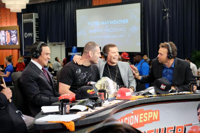 Julio Cesar Chavez ríe y abraza a Cain Velasquez durante la transmisión de Nación ESPN en Las Vegas.