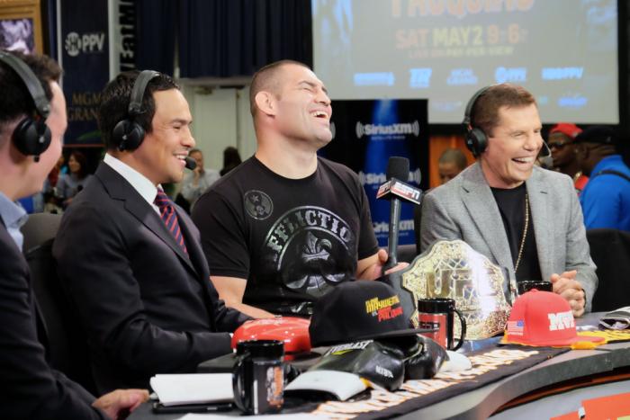 Juan Manuel Marquez, Cain Velasquez y Julio Cesar Chavez ríen durante la transmisión del programa Nación ESPN en Las Vegas.