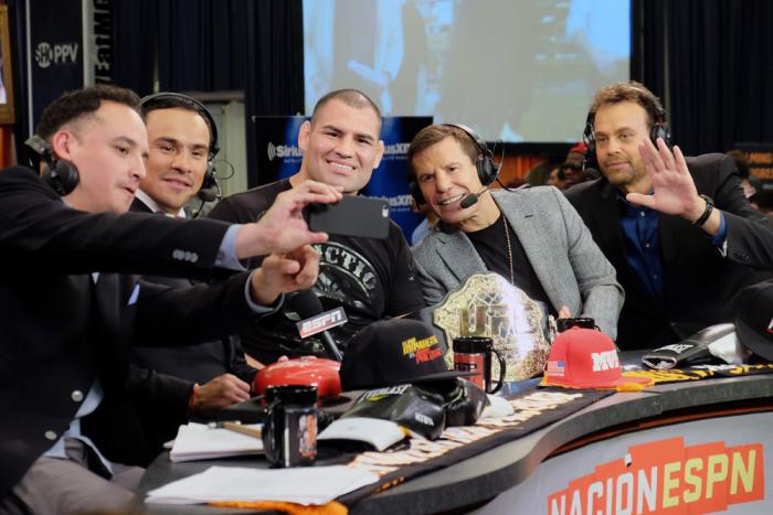 Mauricio Pedroza de ESPN toma una selfie con Juan Manuel Marquez, Cain Velasquez, Julio Cesar Chavez y David Faitelson.