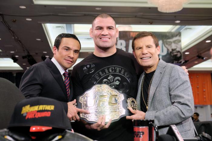 Tres grandes campeones mexicanos, los legendarios boxeadores Juan Manuel Marquez y Julio Cesar Chavez acompañan a Cain Velasquez.