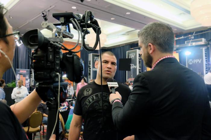 "Creo que Mayweather ganará por decisión" fue el veredicto de Cain Velasquez ante los medios que le preguntaban su análisis de su pelea contra Pacquiao.