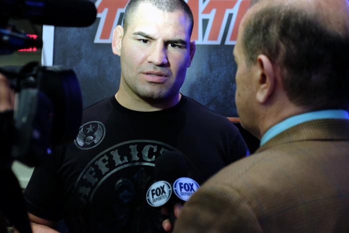 "La defensa de Floyd Mayweather es muy buena, creo que va a ganar" comentó Cain Velasquez a FOX Deportes.