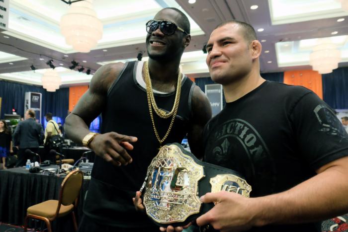 El campeón peso completo de la WBC Deontay Wilder no pudo resistir y se tomó la foto con Cain y su cinturón.