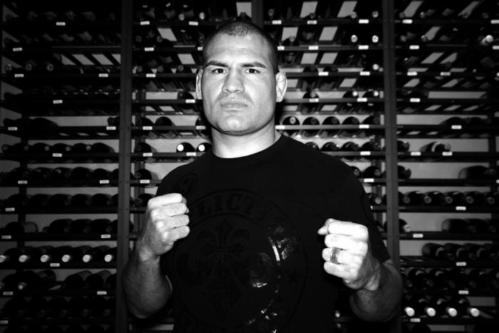 Cain Velasquez mientras posa con los puños en alto durante su reunión con medios de Latinoamérica en Las Vegas.