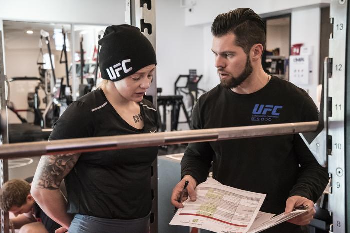 Joanne Calderwood entrenando en el UFC Performance Institute para UFC Brooklyn