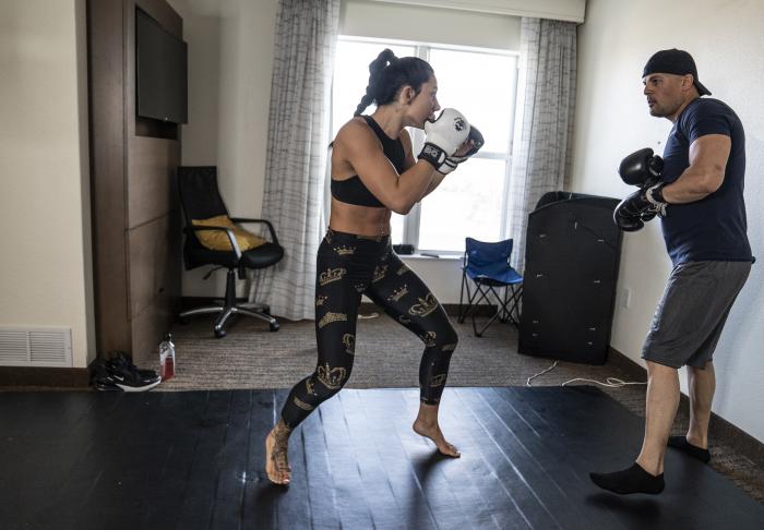 04 - DWCS E2, S4, Straw weight fighter Cheyanne Buys