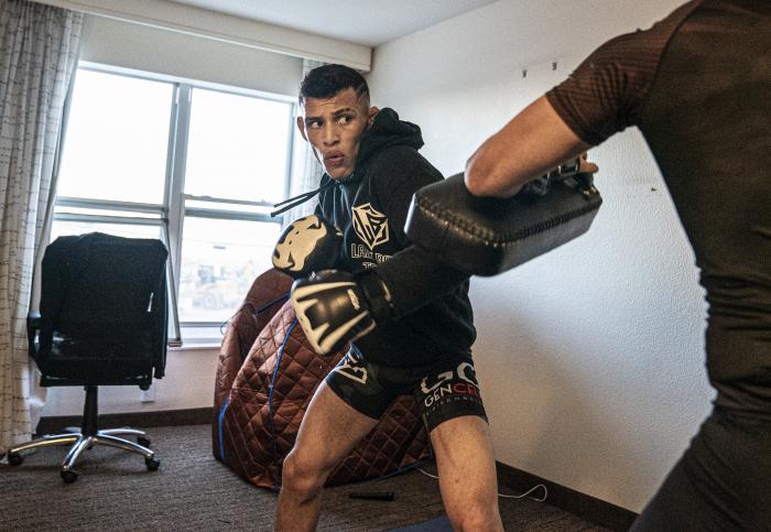 07 - DWCS S4 E1 Luis Rodriguez training