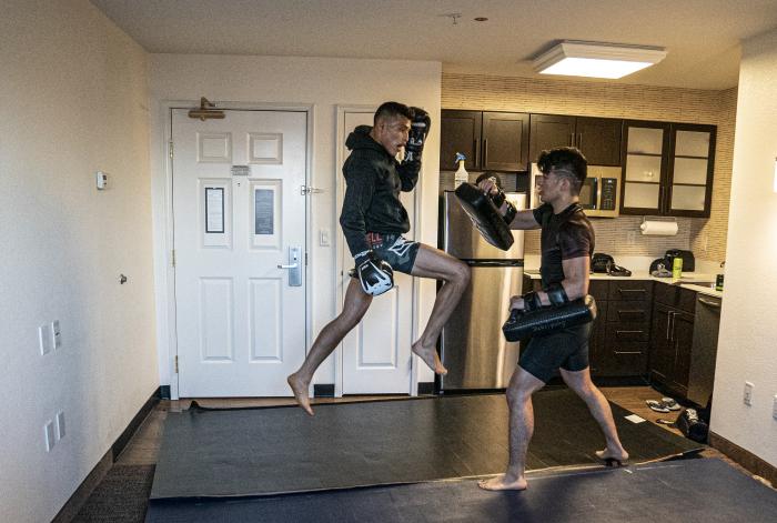 11 - DWCS S4 E1 Luis Rodriguez training