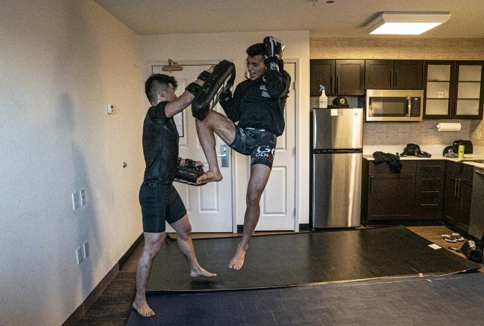 12 - DWCS S4 E1 Luis Rodriguez training