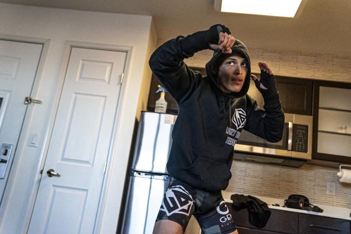 16 - DWCS S4 E1 Luis Rodriguez training
