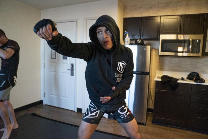 18 - DWCS S4 E1 Luis Rodriguez training