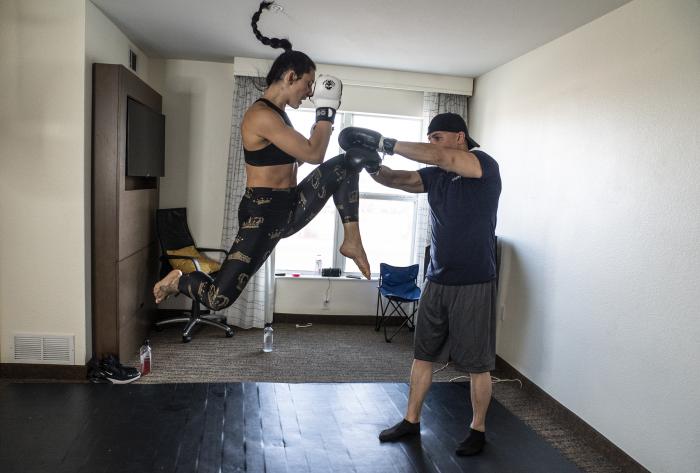 00 - DWCS E2, S4, Straw weight fighter Cheyanne Buys