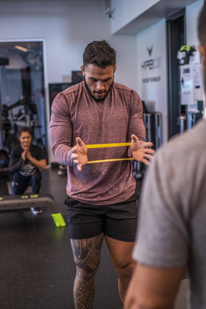 Maki Pitolo and Brad Tavares training at the UFC PI