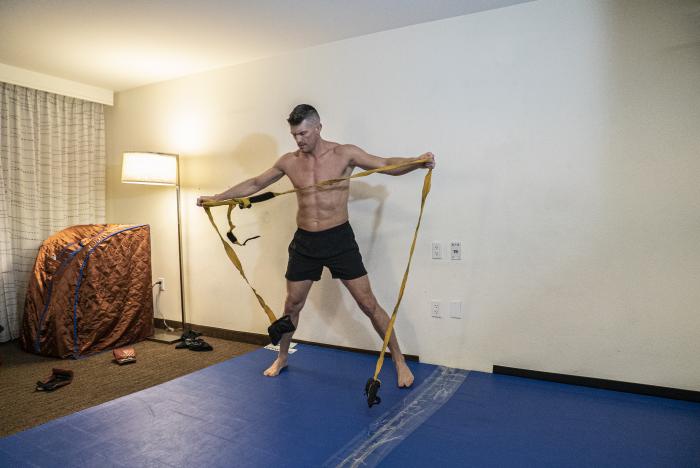 Stephen Thompson training during UFC Vegas 17