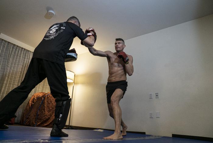 Stephen Thompson training during UFC Vegas 17