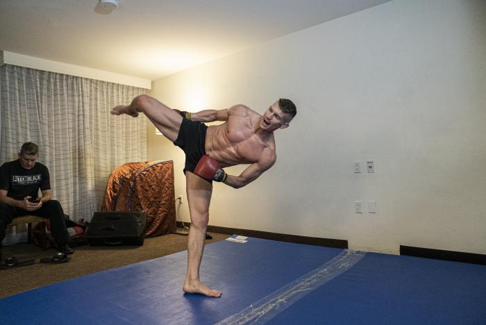 Stephen Thompson training during UFC Vegas 17