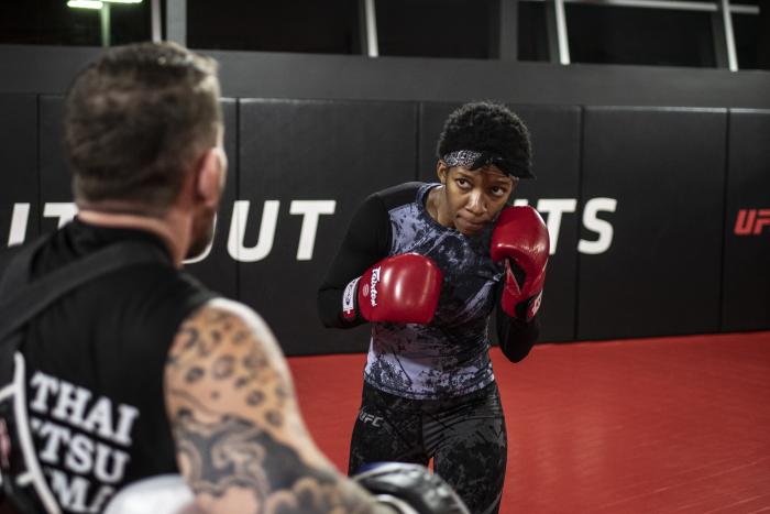 Joselyne Edwards training during UFC Vegas 18 fight week