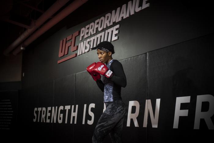 Joselyne Edwards training during UFC Vegas 18 fight week