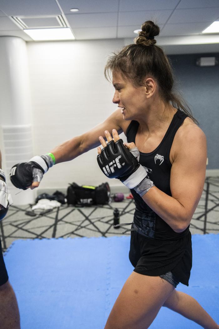 Karolina Kowalkiewicz training for UFC 265