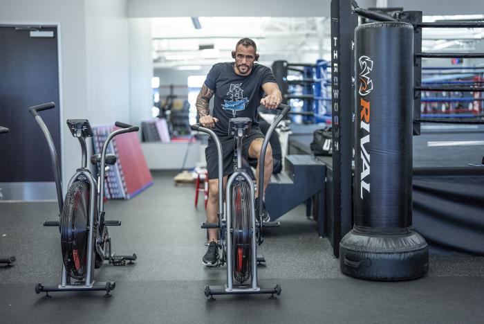 Santiago Ponzinibbio training for UFC 269