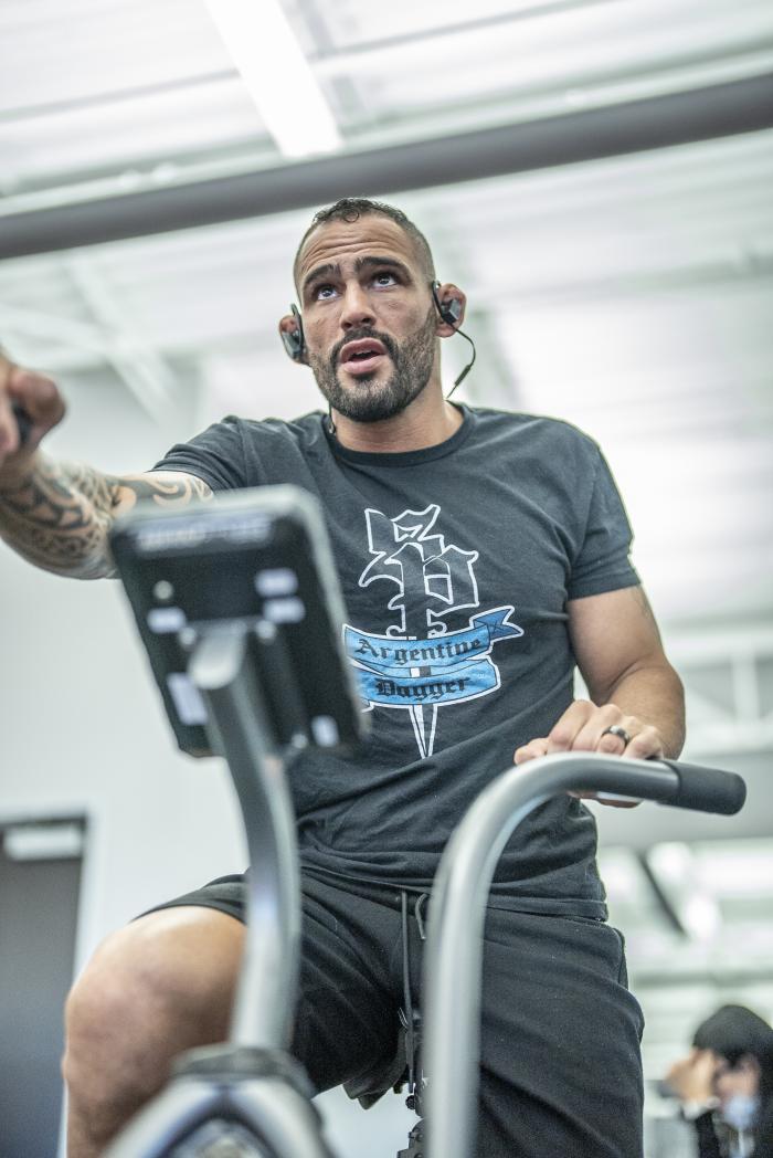 Santiago Ponzinibbio training for UFC 269