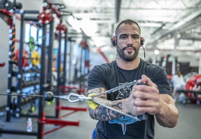 Santiago Ponzinibbio training for UFC 269