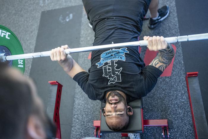 Santiago Ponzinibbio training for UFC 269