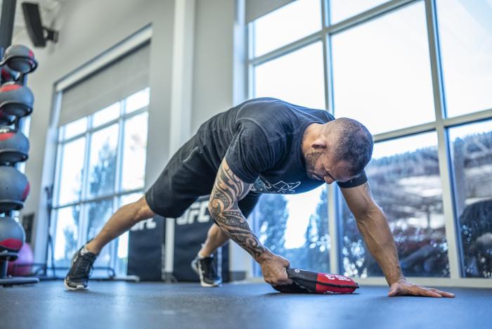 Santiago Ponzinibbio training for UFC 269
