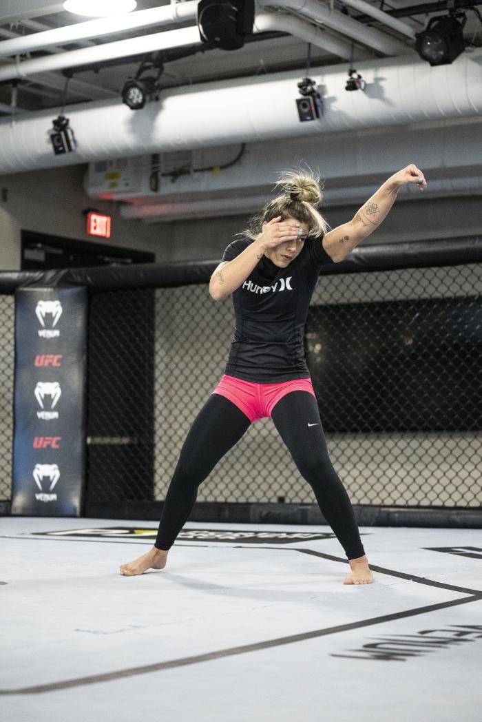 Luana Pinheiro training for UFC Vegas 43