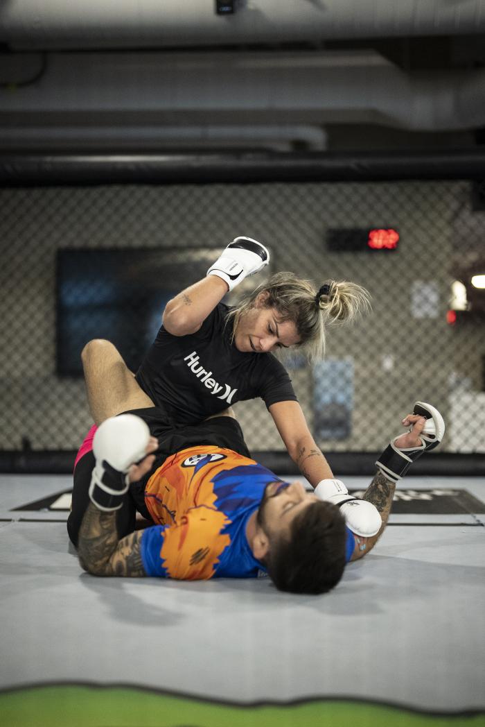 Luana Pinheiro training for UFC Vegas 43