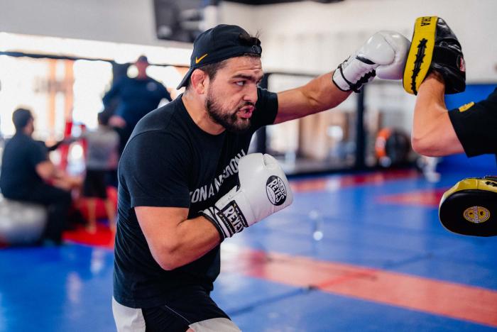 Kelvin Gastelum training for UFC 273