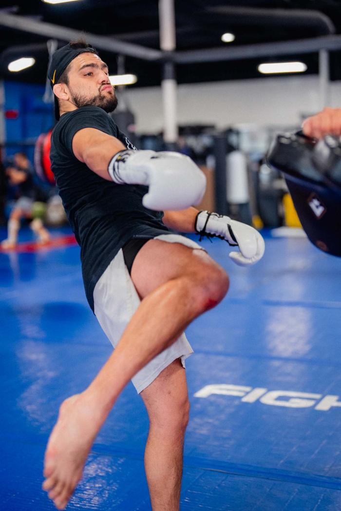 Kelvin Gastelum training for UFC 273