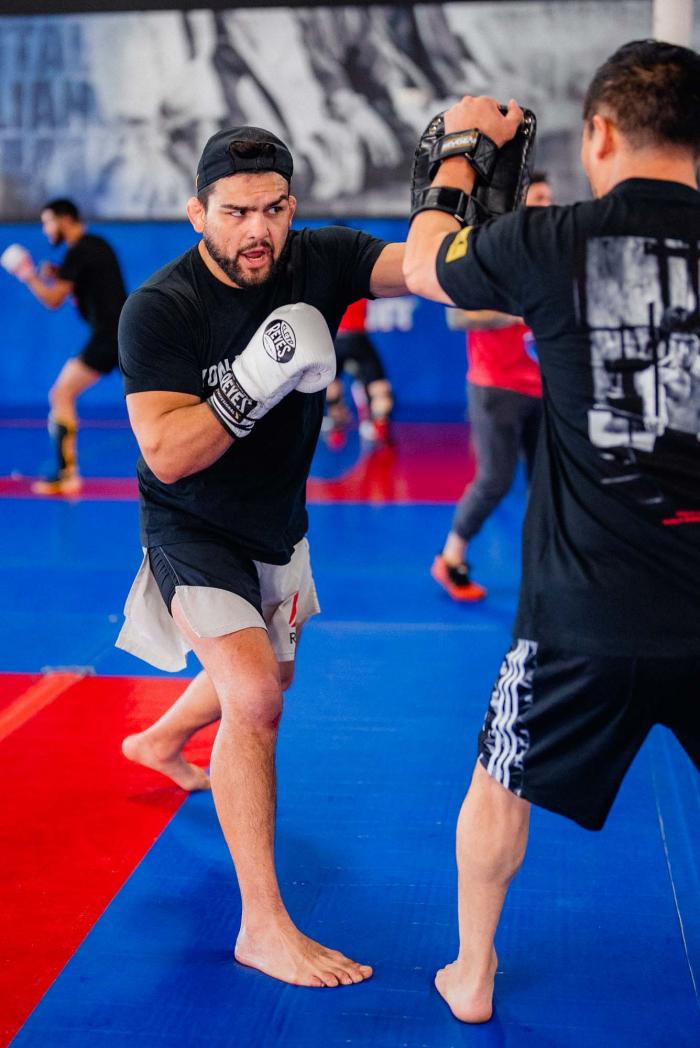 Kelvin Gastelum training for UFC 273