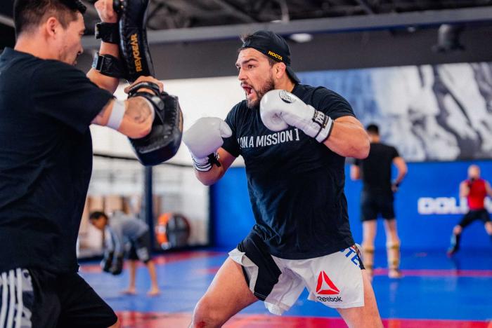 Kelvin Gastelum training for UFC 273