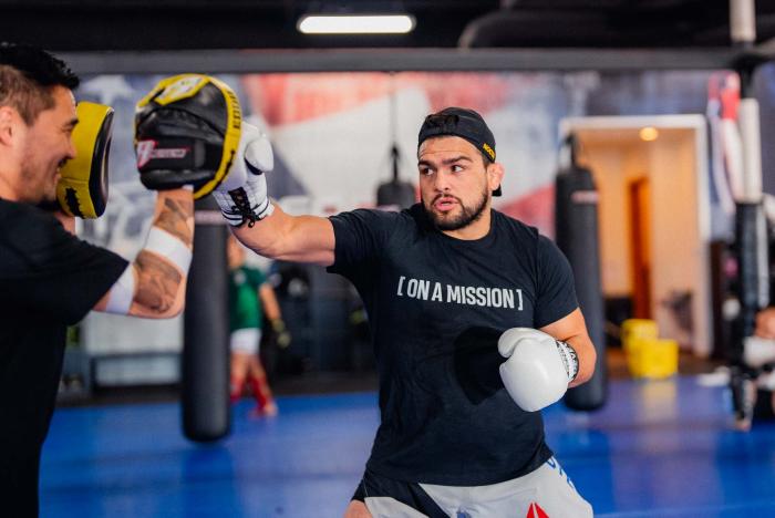 Kelvin Gastelum training for UFC 273