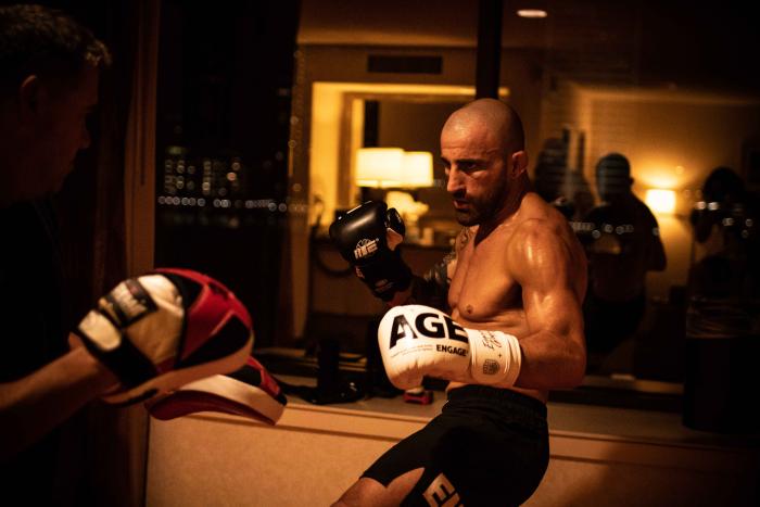 Alexander Volkanovski training at the athlete hotel for UFC 273