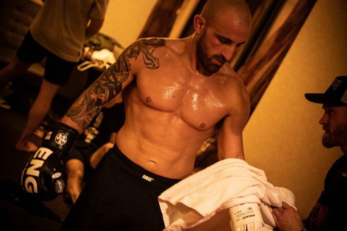 Alexander Volkanovski training at the athlete hotel for UFC 273
