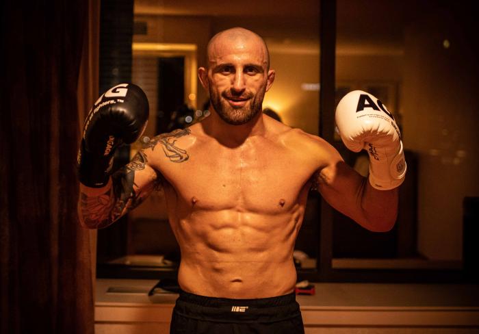 Alexander Volkanovski training at the athlete hotel for UFC 273