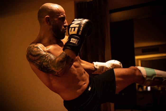 Alexander Volkanovski training at the athlete hotel for UFC 273